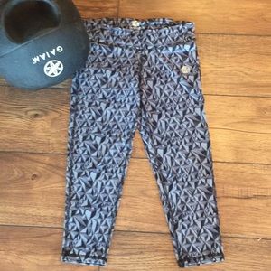 NECESSITY Exercise Capris